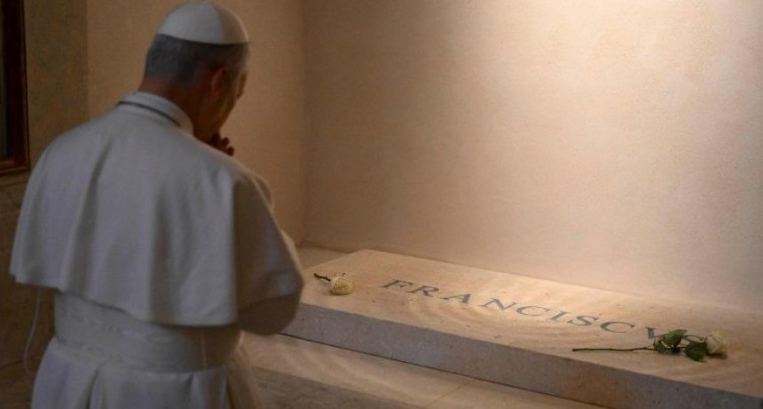 León XIV en Santa María la Mayor rezó ante la tumba del Papa Francisco