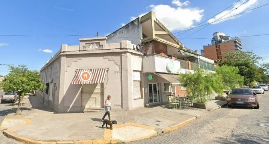 Pidió pasar al baño para robar la caja de una heladería