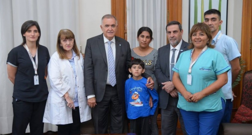 Jaldo recibió a Ricardito, el niño de Catamarca que fue salvado por el sistema de salud tucumano