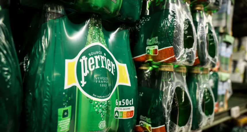 Acusan al Gobierno francés de encubrir un fraude millonario de Nestlé con agua mineral tratada ilegalmente