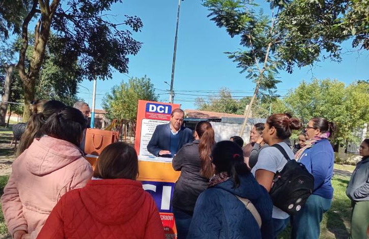 Reclamos por la compra de uniformes de egresados Comercio Interior asiste a familias en Alberdi