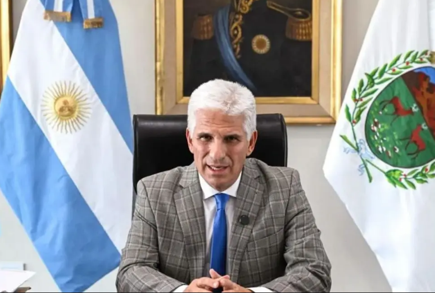 El gobernador de San Luis pidi&oacute; la renuncia a todos los funcionarios 