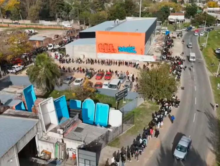 60 puestos de trabajo y una fila de diez cuadras para conseguir trabajo en un frigor&iacute;fico