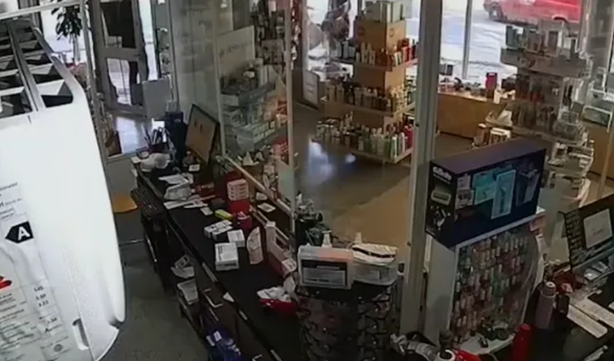 Una mujer destroz&oacute; la vidriera de una farmacia tras discutir con una empleada