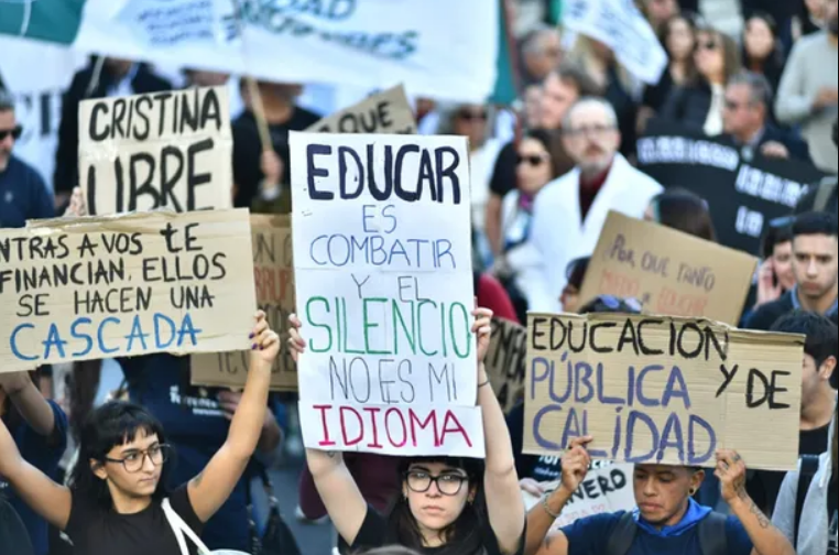 "Le pedimos a la Corte Suprema que nos acompa&ntilde;e": Multitudinaria marcha en reclamo universitario contra el Gobierno