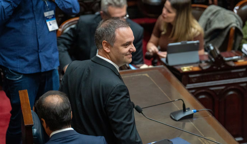 La Justicia confirm&oacute; dos viajes rel&aacute;mpago de Adorni y solicit&oacute; nuevas medidas de prueba