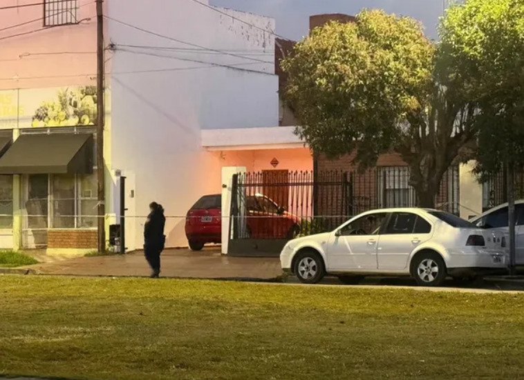 Otra tragedia en C&oacute;rdoba: muri&oacute; una nena tras caerle un pesado port&oacute;n de hierro sobre su cuerpo
