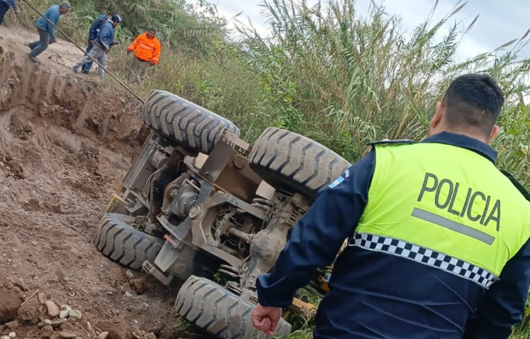 Un joven salv&oacute; su vida de milagro tras el vuelco de una m&aacute;quina vial