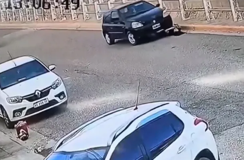 Una mujer fue atropellada por su propio auto cuando intentaba arreglarlo