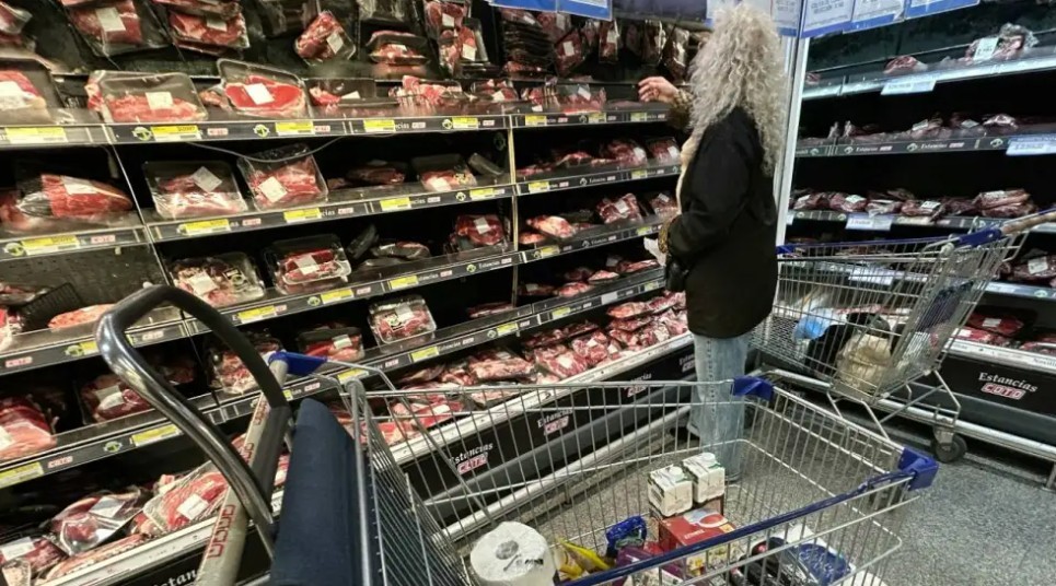 Relevamiento muestra que 6 de cada 10 argentinos piden cambios en el plan econ&oacute;mico