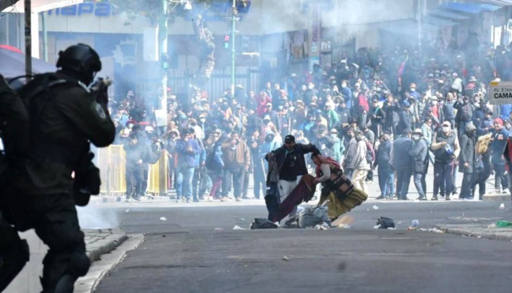 Bolivia: nuevos choques entre manifestantes y polic&iacute;as en La Paz