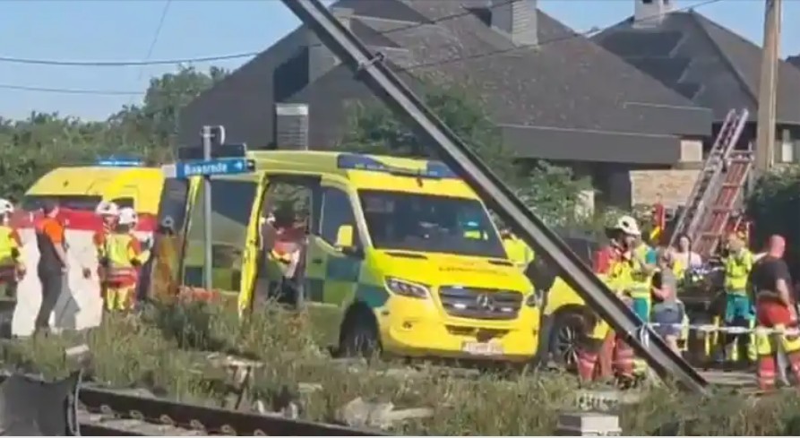 Tragedia en B&eacute;lgica: al menos cuatro muertos tras chocar un tren contra un combi escolar