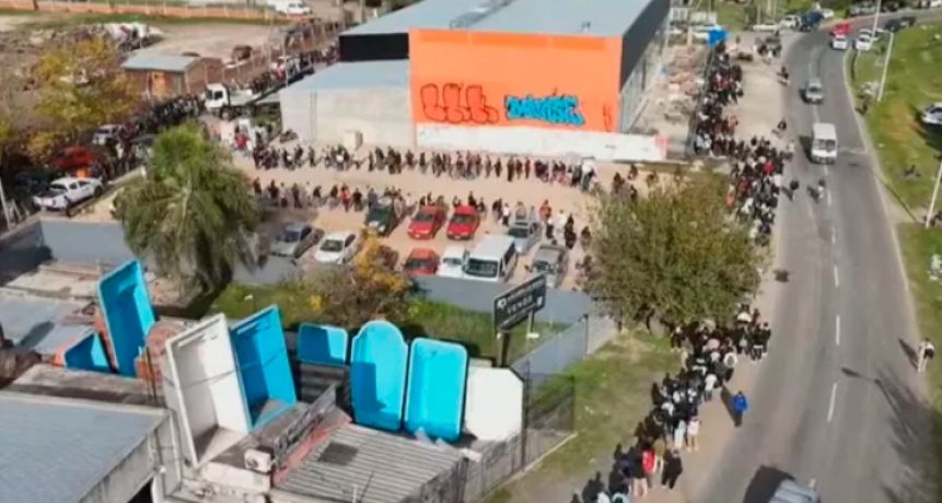 60 puestos de trabajo y una fila de diez cuadras para conseguir trabajo en un frigor&iacute;fico