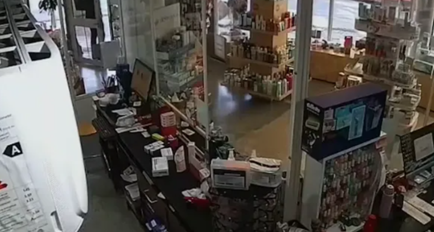 Una mujer destroz&oacute; la vidriera de una farmacia tras discutir con una empleada