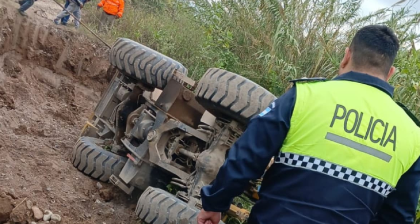 Un joven salv&oacute; su vida de milagro tras el vuelco de una m&aacute;quina vial