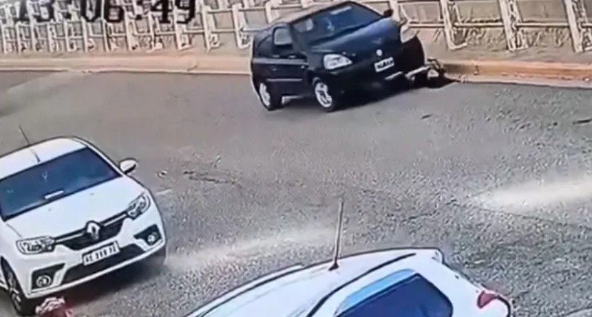 Una mujer fue atropellada por su propio auto cuando intentaba arreglarlo