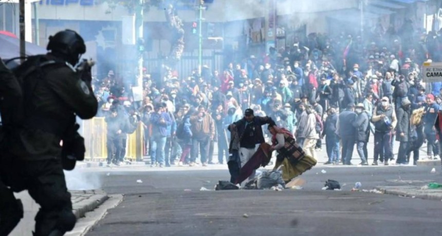 Bolivia: nuevos choques entre manifestantes y polic&iacute;as en La Paz