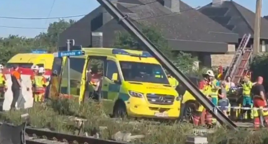 Tragedia en B&eacute;lgica: al menos cuatro muertos tras chocar un tren contra un combi escolar