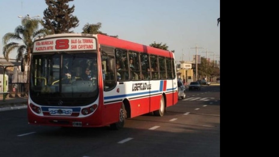 Contin&uacute;a el paro en las l&iacute;neas 8 y 131 por falta de pago