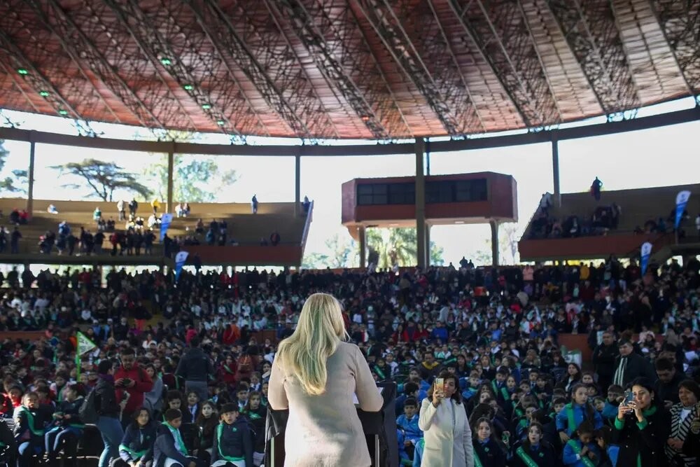 Más de 3000 alumnos primarios prometieron cuidar el medio ambiente en un emotivo acto
