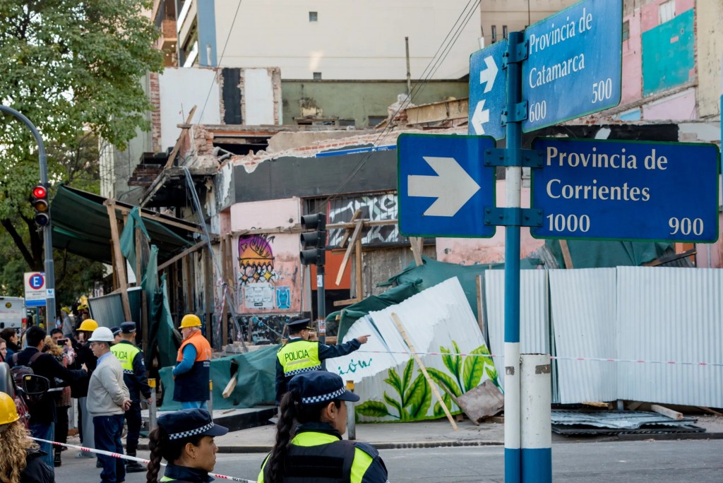 Derrumbe en Barrio Norte: tránsito cortado por la demolición de la obra