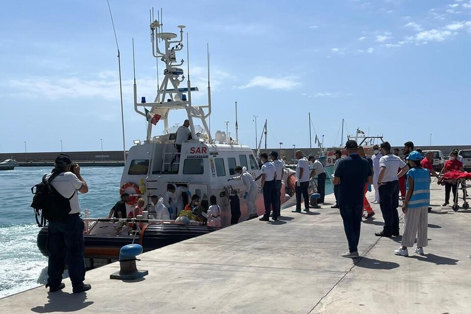 Italia: 11 migrantes muertos y 64 desaparecidos por dos naufragios en la costa 