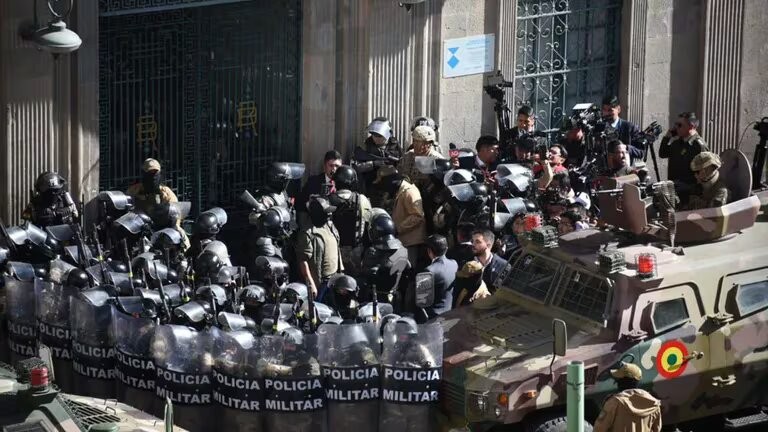 Bolivia: militares cierran plaza Murillo y Arce denuncia 