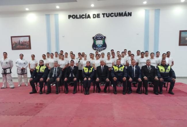 Se graduaron 40 policías capacitados en Taekwondo