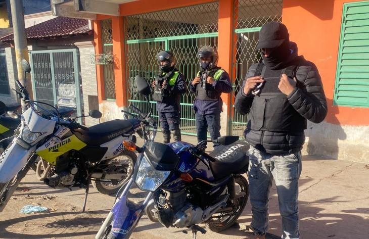 Un chileno fue detenido por asaltar a dos menores con un arma de fuego
