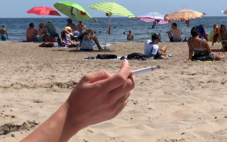 Francia prohibirá fumar en lugares públicos donde haya niños