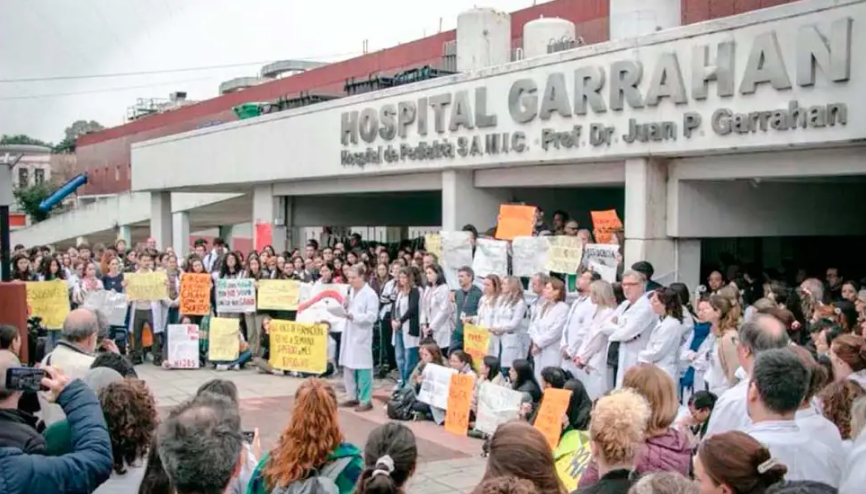El Gobierno anunció un aumento salarial para residentes del Garrahan