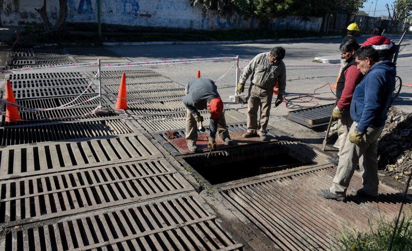 Renuevan rejas de los desagües pluviales de avenida Colón y Canal Sur