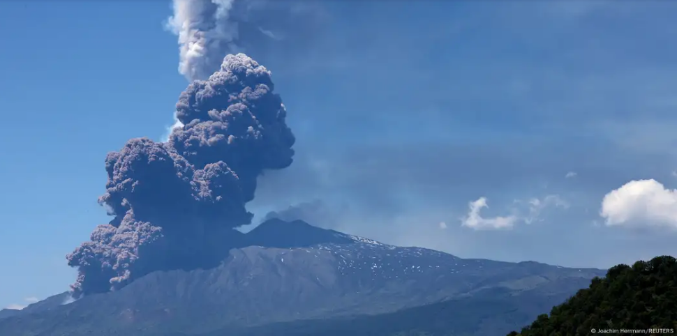 Nueva erupción del volcán Etna en Italia