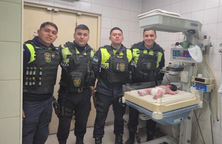 Patrulleros del 911 asistieron a una mujer en pleno parto