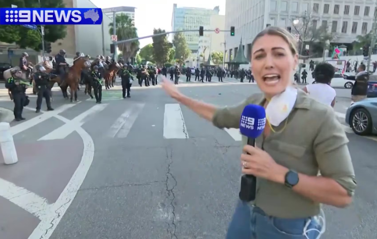 Los Ángeles: un policía le disparó en pleno directo a una periodista australiana