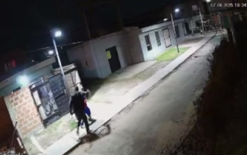 Baleó a un hombre que atacó a su propio hijo a cintazos y le pegó a su ex