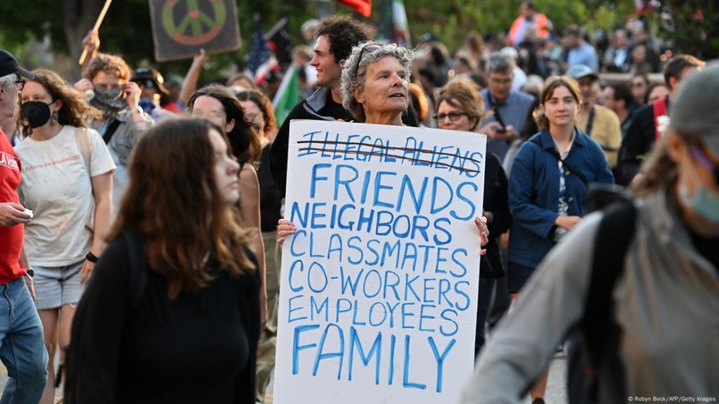Protesta contra la política migratoria del Gobierno de Donald Trump en Los Ángeles