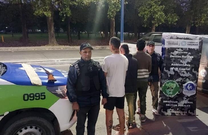 Circulaban con un arma de fuego y fueron aprehendidos en un control