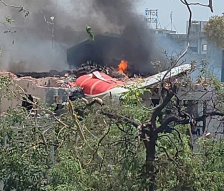Un avión con 242 personas a bordo se estrelló en el oeste de India