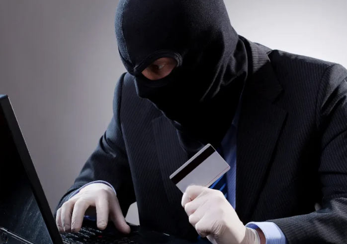 Policía federal condenado por hacer 51 compras online con tarjetas de cuatro efectivos