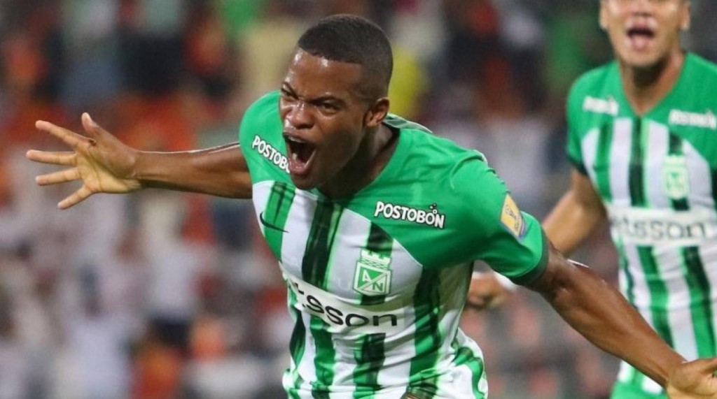 Un jugador de  Atlético Nacional de Medellín se desplomó durante un partido