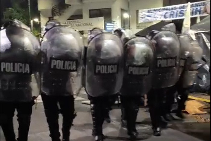 Desalojaron a quienes acampaban frente al departamento de Cristina Kirchner