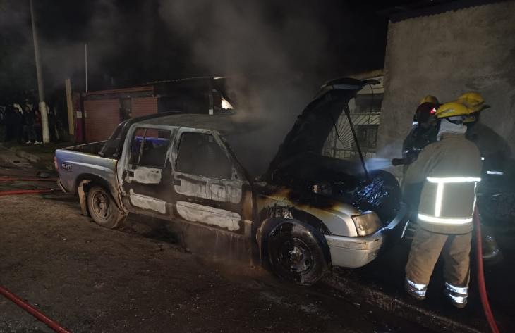 Los bomberos lograron sofocar el incendio de dos camionetas en el Sur de la Capital
