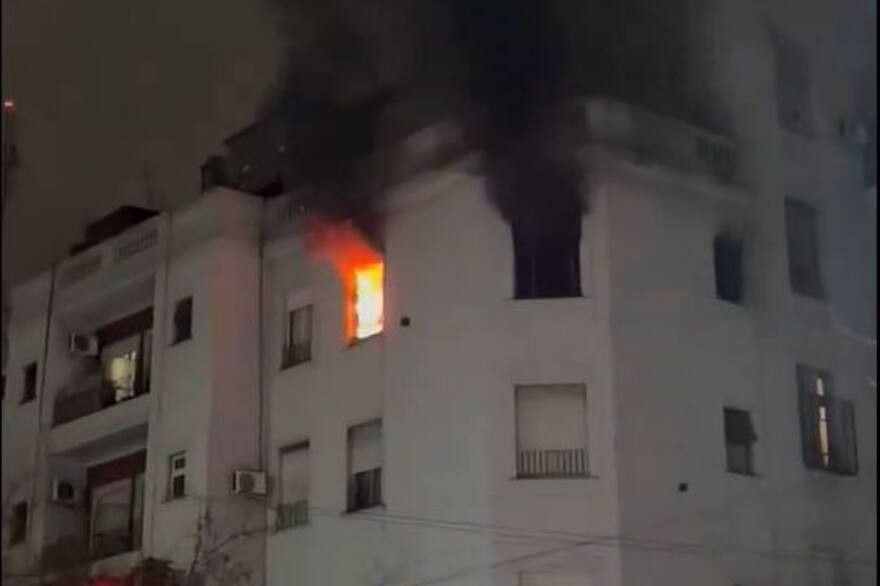 Incendio afectó a tres pisos de un edificio en San Telmo: 11 personas debieron ser asistidas