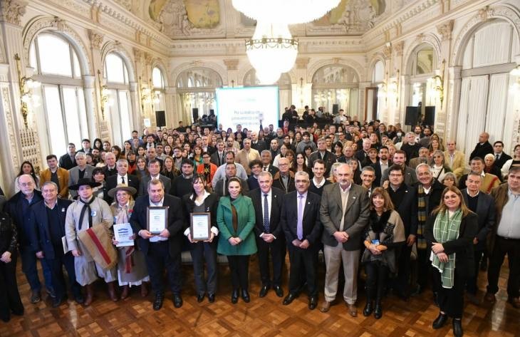 Jaldo entregó 100 licencias de la Marca Tucumán a instituciones y tucumanos destacados