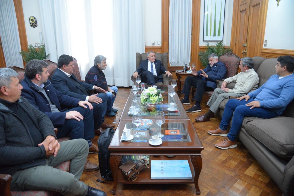 Con la mediación del Gobernador se logró un acuerdo paritario en el sector sucroalcoholero