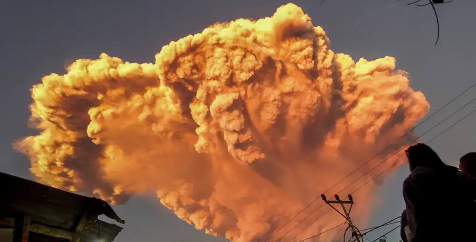 El volcán Lewotobi Laki-laki erupción en Indonesia