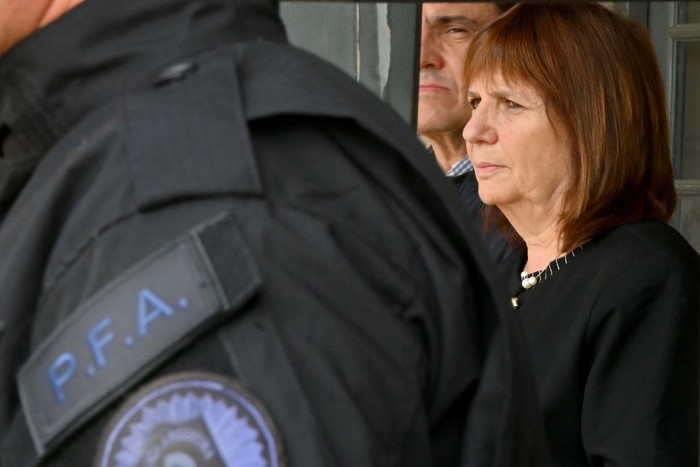 Bullrich autorizó a la Policía Federal a realizar ciberpatrullaje y requisas sin orden judicial