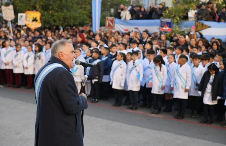 Más de 3.300 estudiantes prometieron lealtad a la Bandera en Plaza Independencia
