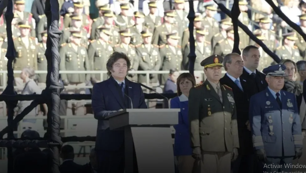 Milei respaldó a las Fuerzas Armadas en el acto central por el Día de la Bandera